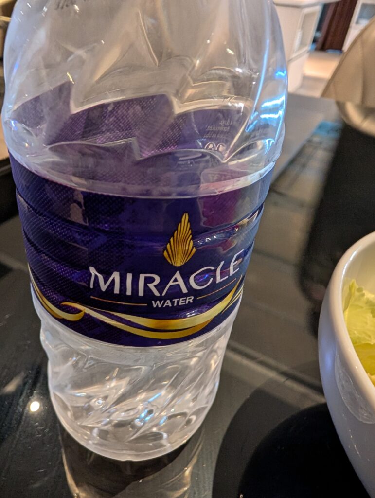 ミラクルラウンジの水