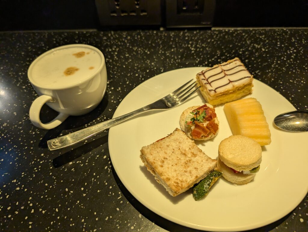 エールフランスラウンジのカプチーノと可愛いケーキ