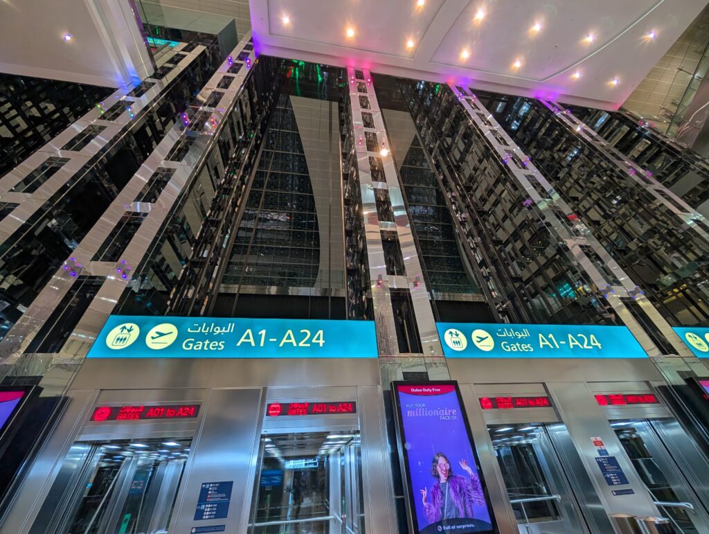 ドバイ空港のエレベーター
