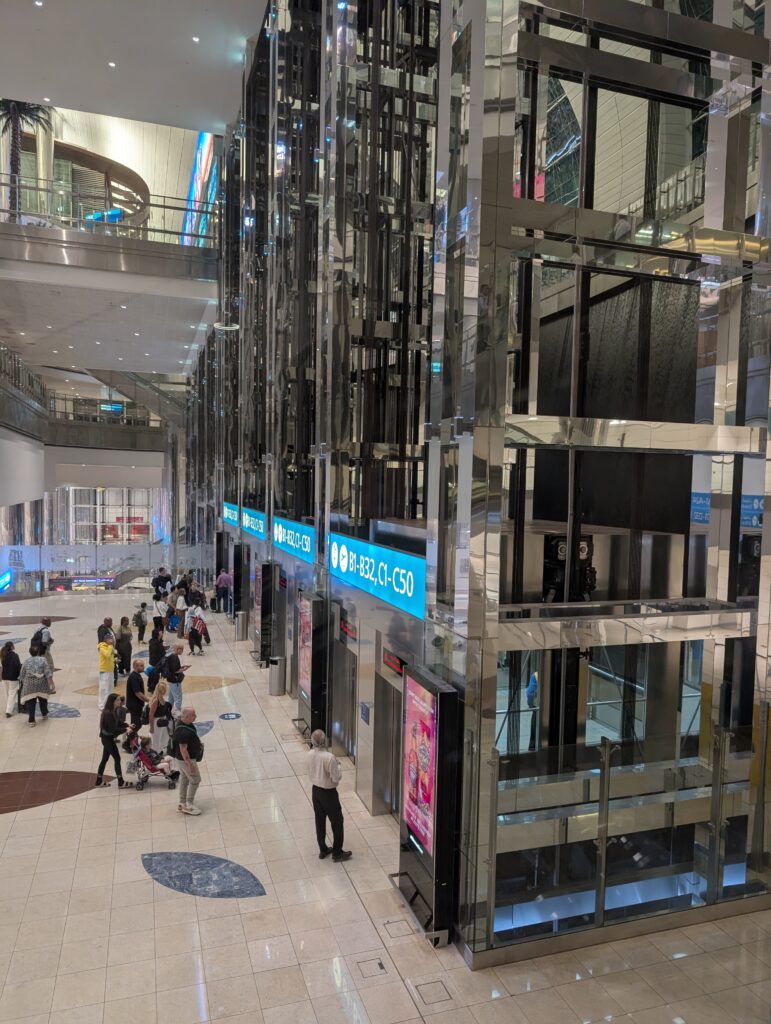 ドバイ空港のエレベーター