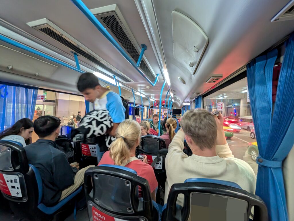 無料シャトルバス車内