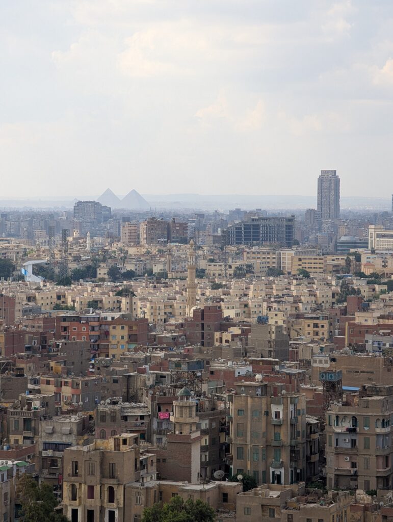 遠くのピラミッド