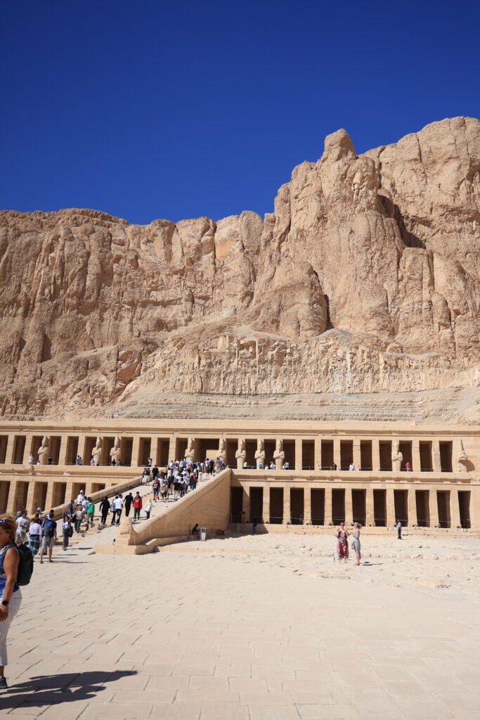 ルクソール西岸の代表的な観光地ハトシェプスト女王葬祭殿