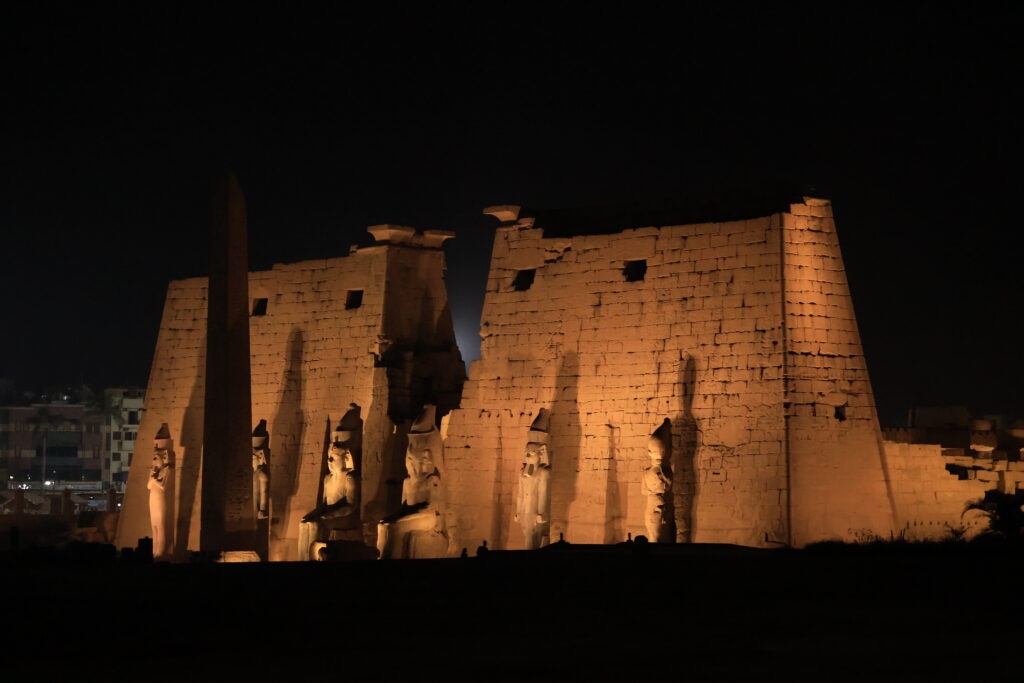 夜のルクソール神殿