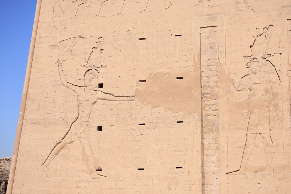 エドフ神殿塔門の左右に彫られた壁画