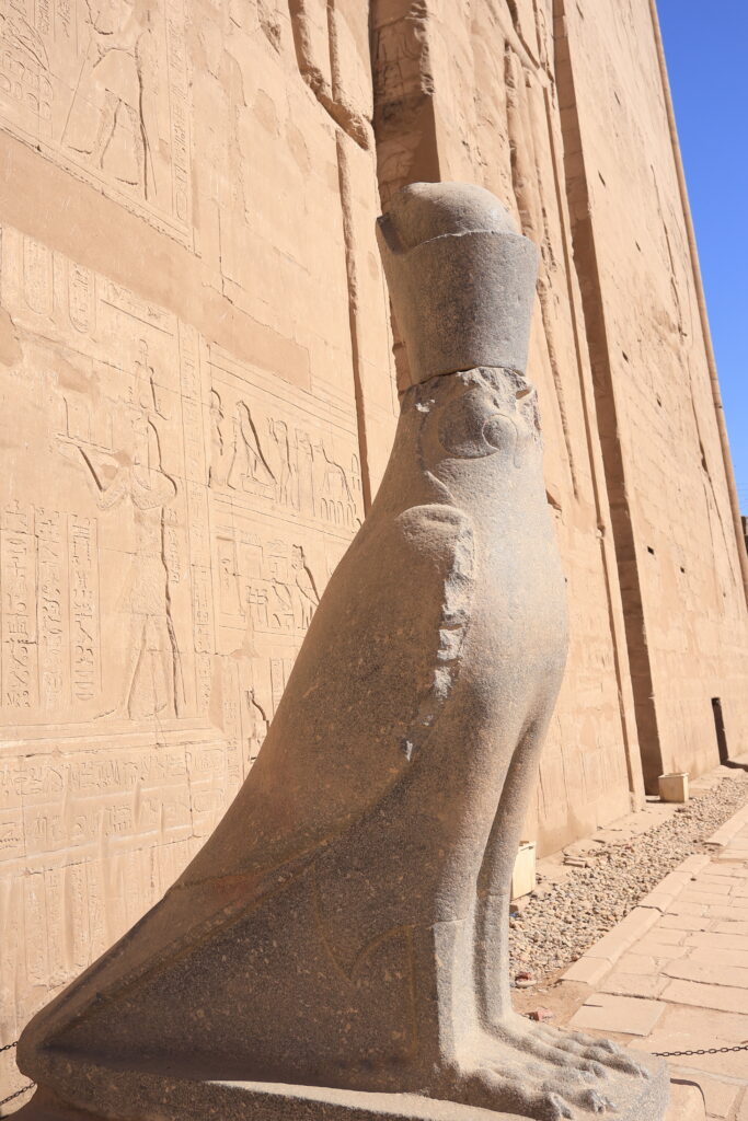 ハヤブサの像（ホルス神）