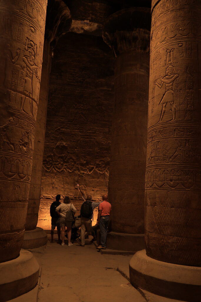 エドフ神殿（ホルス神殿）内部