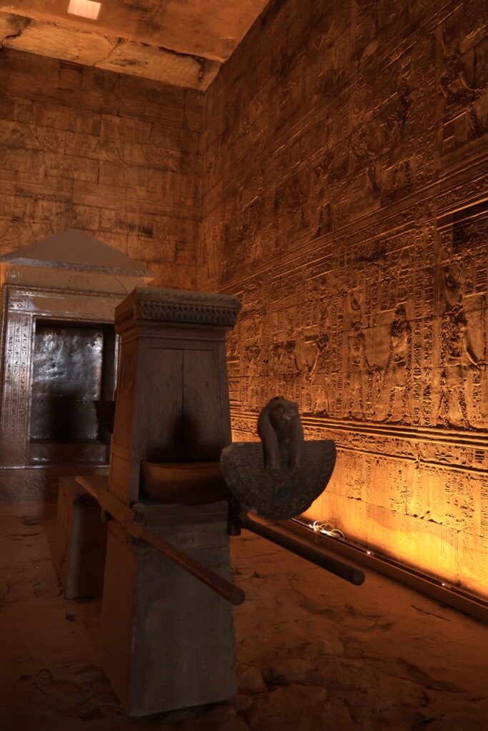 エドフ神殿（ホルス神殿）内の神輿