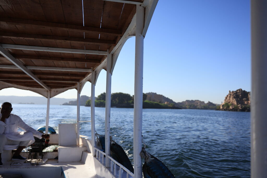 フィラエ神殿(イシス神殿)へ向かうボート