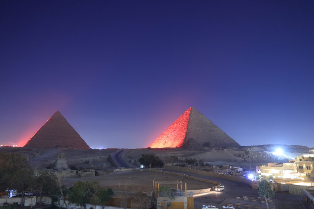 ライトアップされたピラミッド