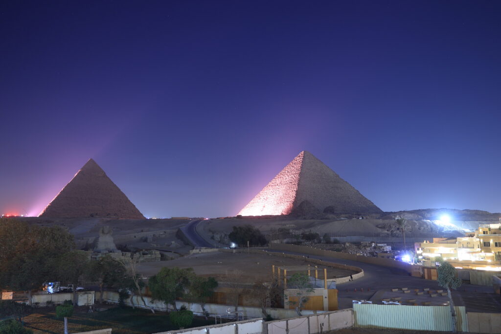 ライトアップされたピラミッド