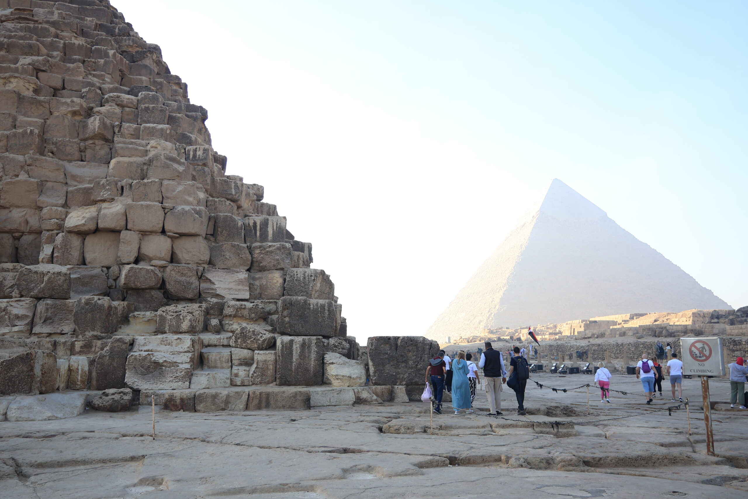 クフ王のピラミッドと遠くにカフラー王のピラミッド