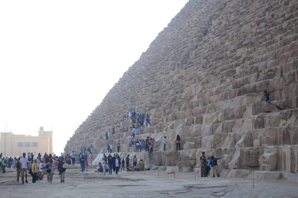 クフ王のピラミッド入口付近