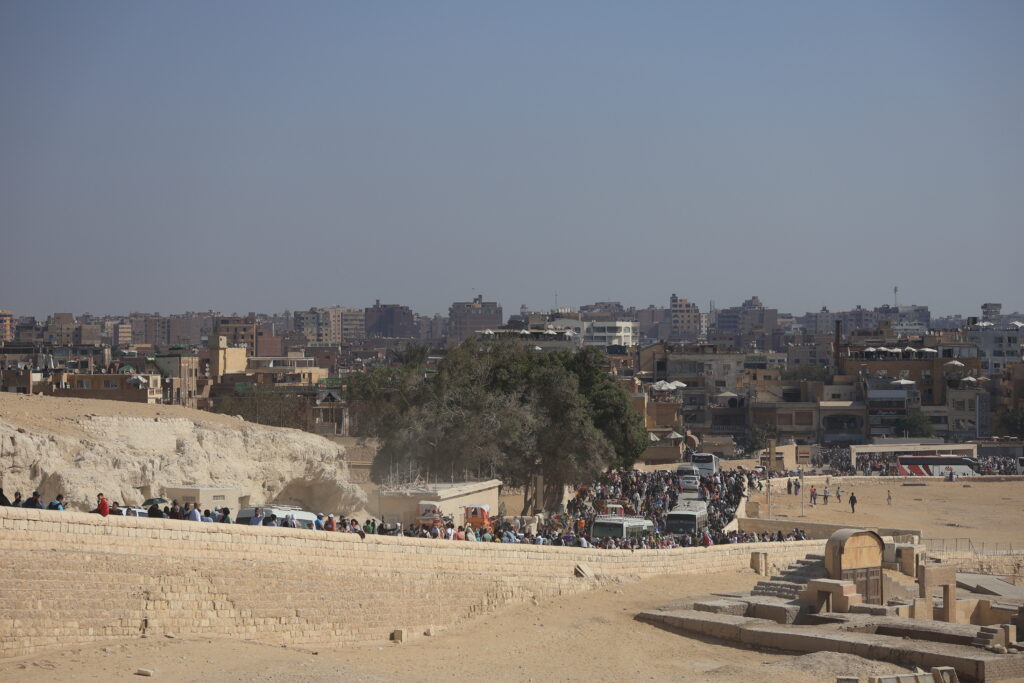 ピラミッドエリアの人ごみ