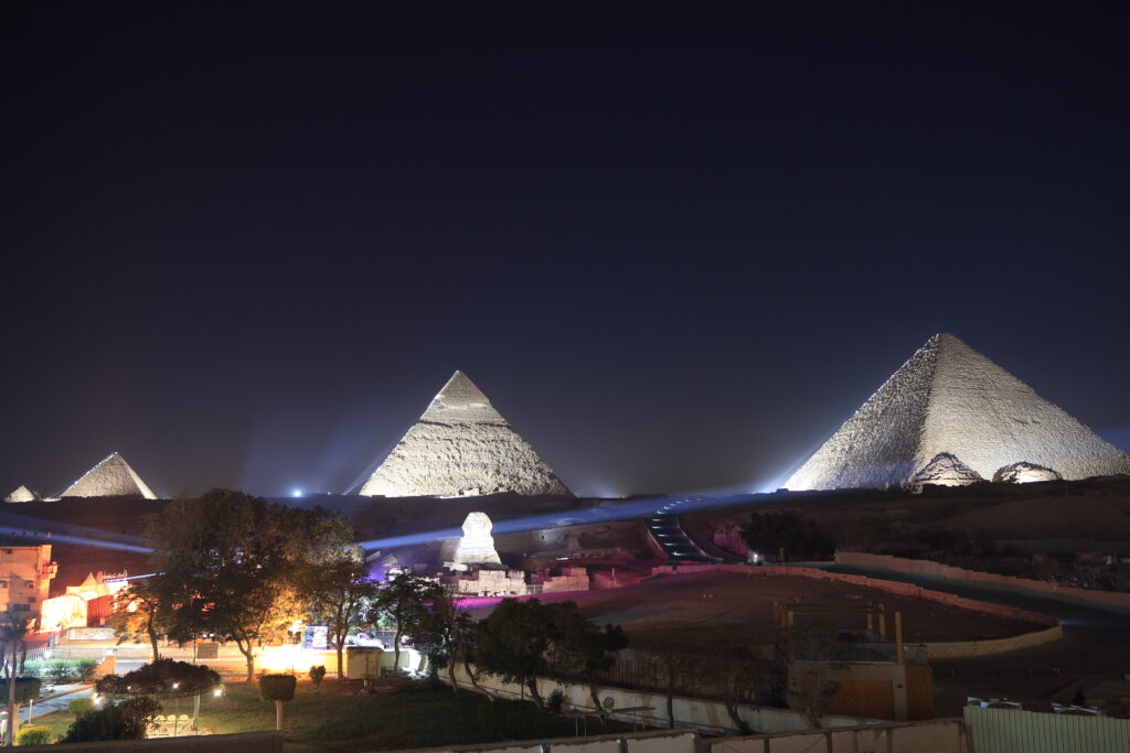 4つのピラミッドが見えました