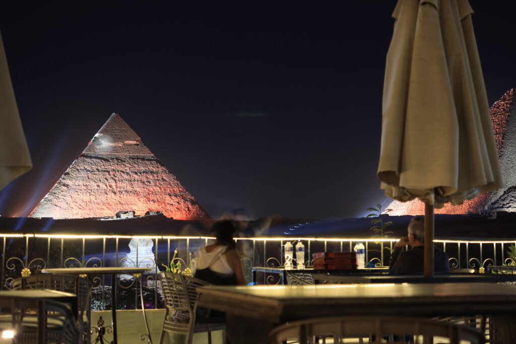 屋上からのピラミッドのライトショー