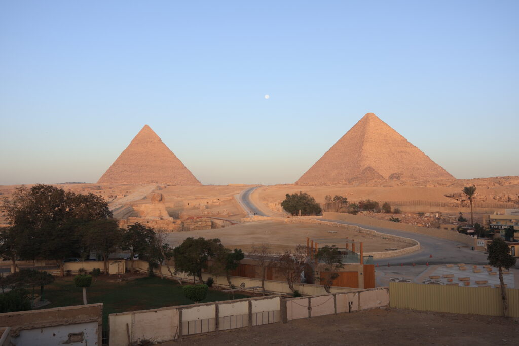 朝のピラミッド