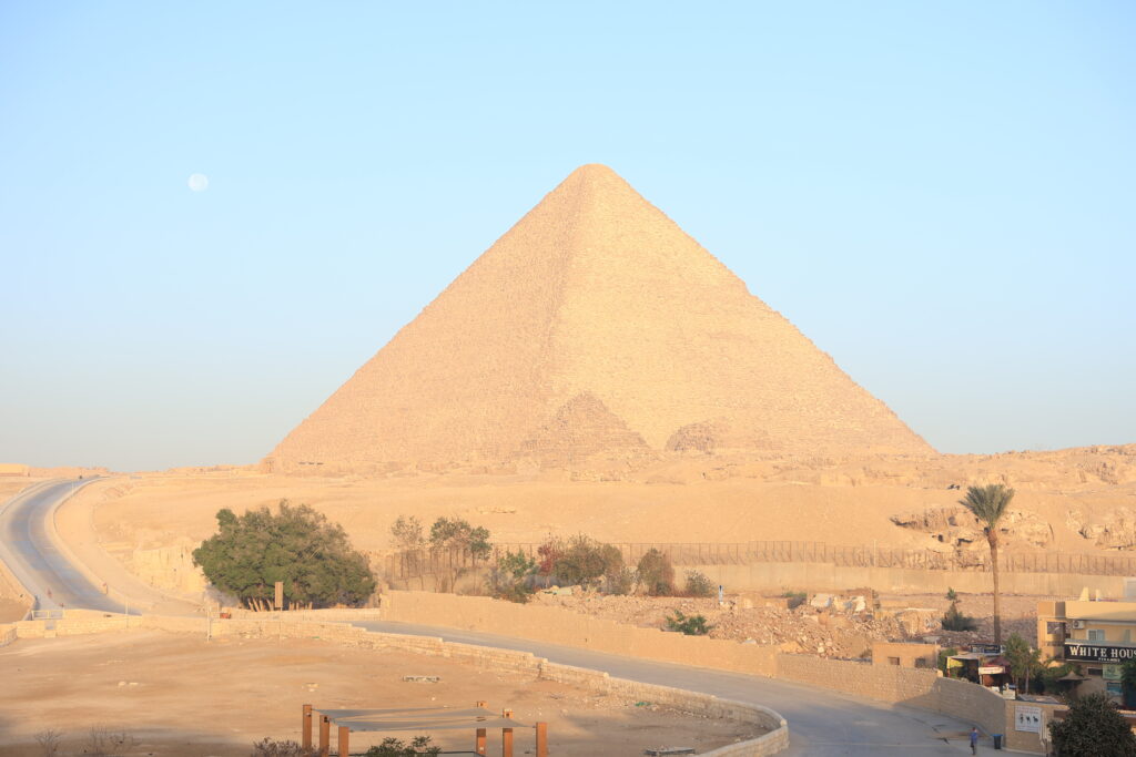 朝のピラミッド