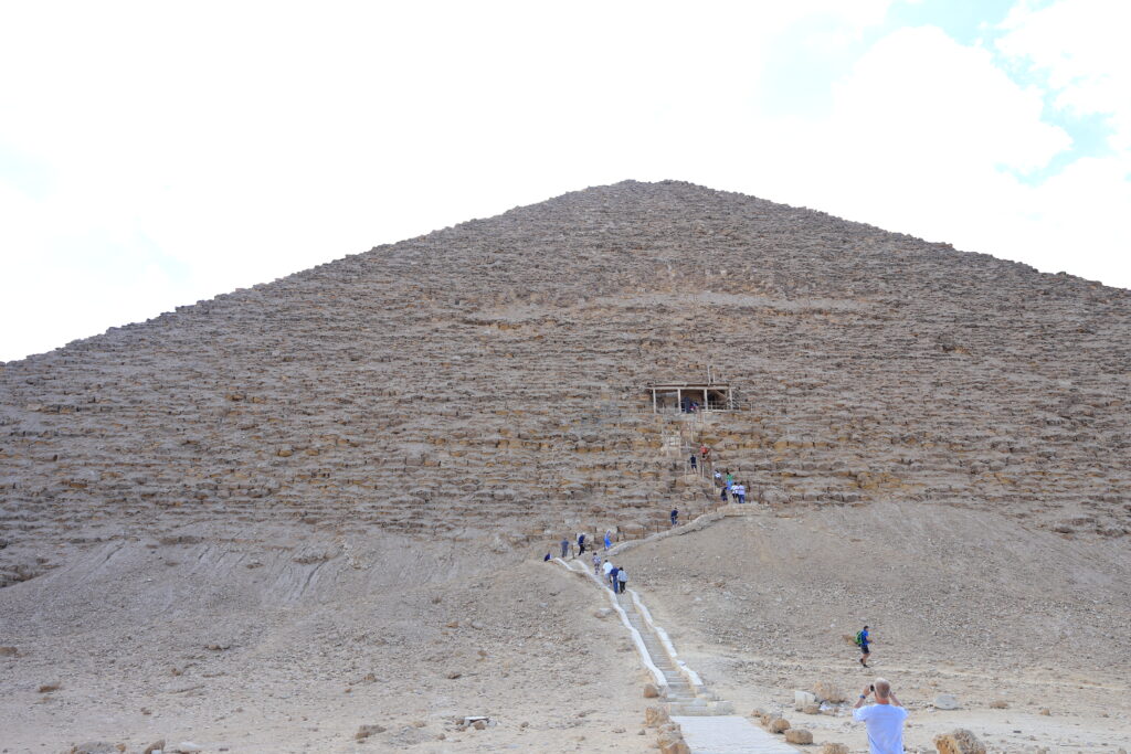 赤いピラミッド