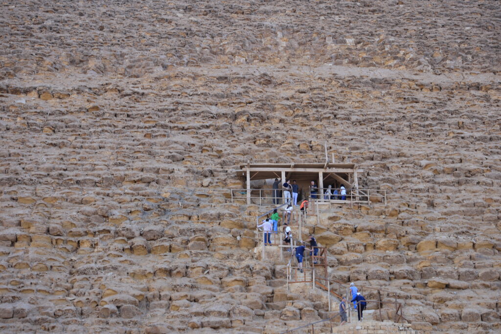 赤いピラミッド入口