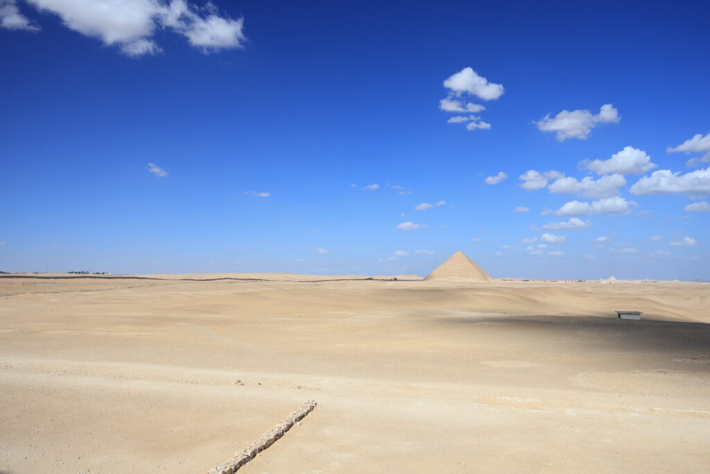 遠くに赤いピラミッド