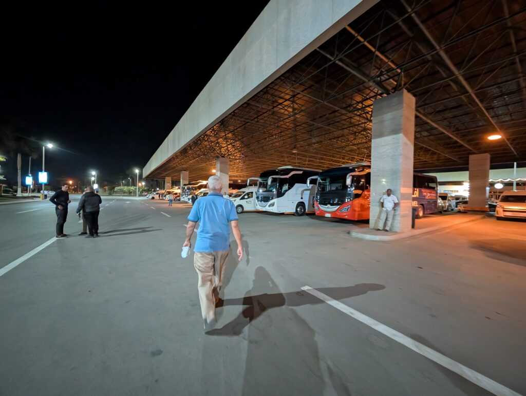 ルクソール空港駐車場