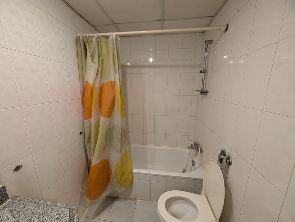 Queens Valley Hotel(クイーンズ・バレー・ホテル)」。(Rezeiky Hotel & Camp)バスルーム