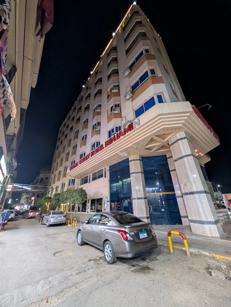 Queens Valley Hotel(クイーンズ・バレー・ホテル)」。(Rezeiky Hotel & Camp)