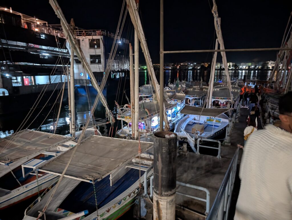 ルクソールのボート群