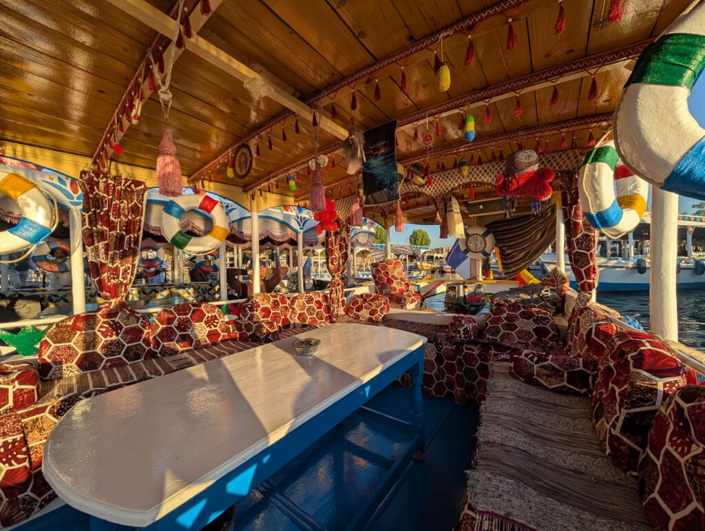 ルクソールのボート内