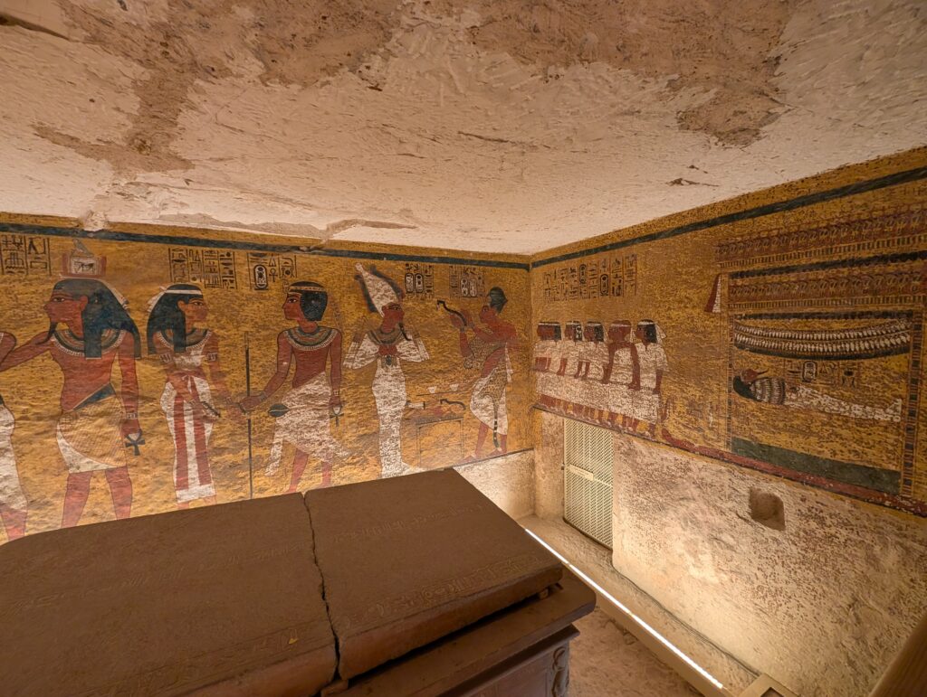 ツタンカーメンの墓の棺と壁画