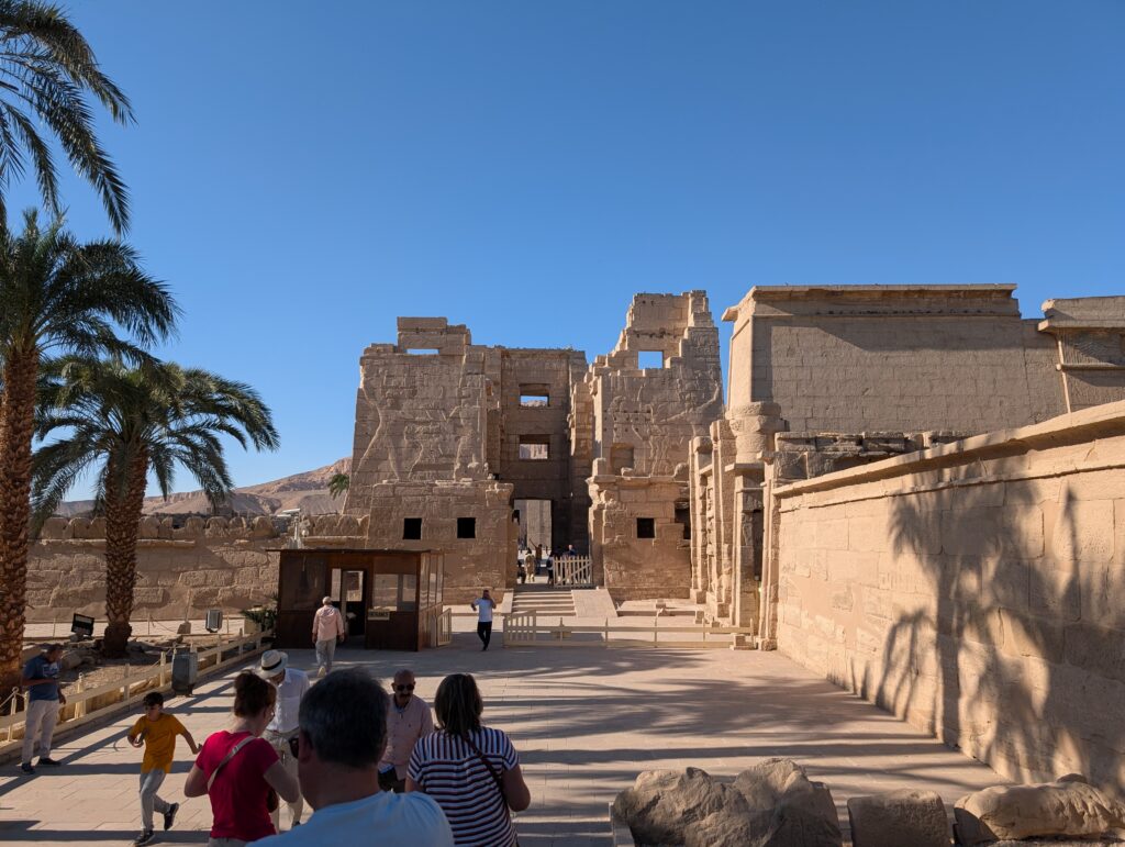 メディネト・ハブ正面