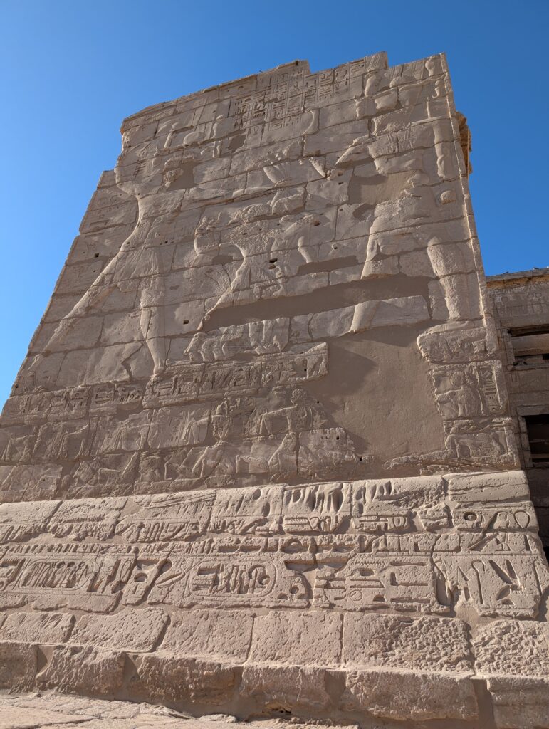 メディネト・ハブのレリーフ