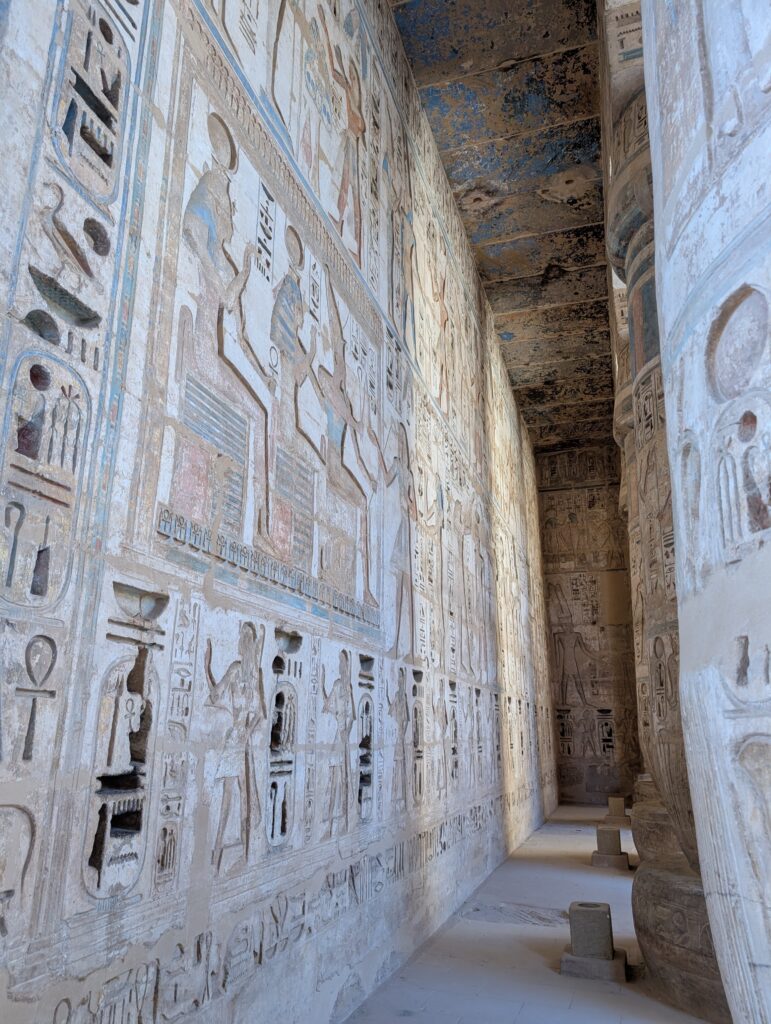 メディネト・ハブ 壁画の彫が深い