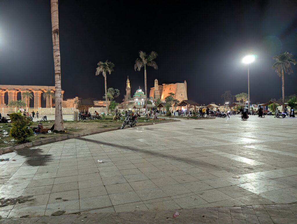 遠くにルクソール神殿