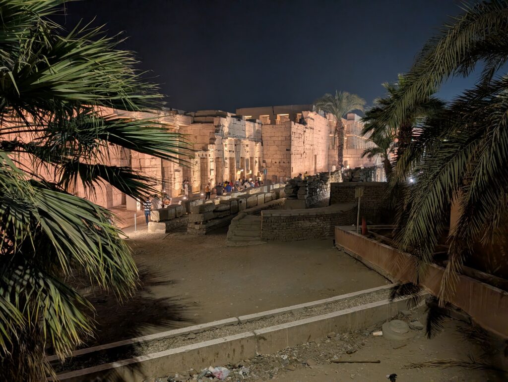 夜のルクソール神殿