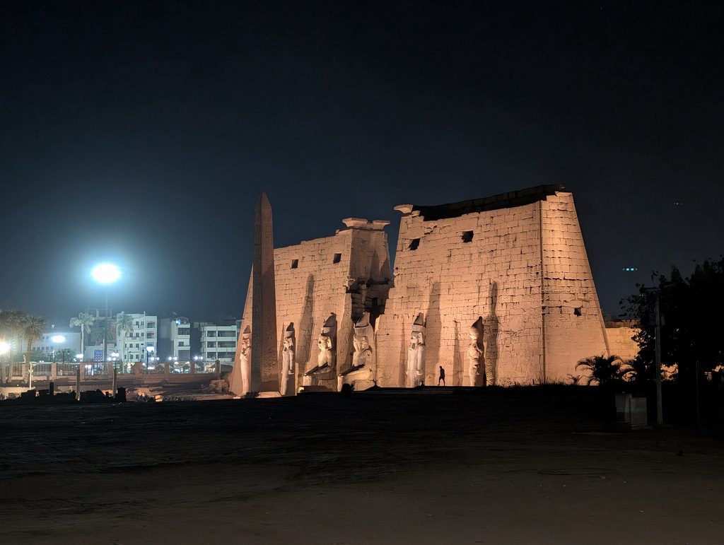 夜のルクソール神殿正面