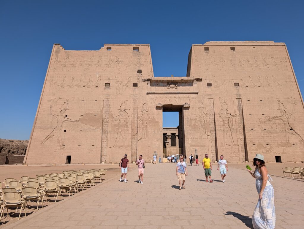 ホルス神殿巨大塔門