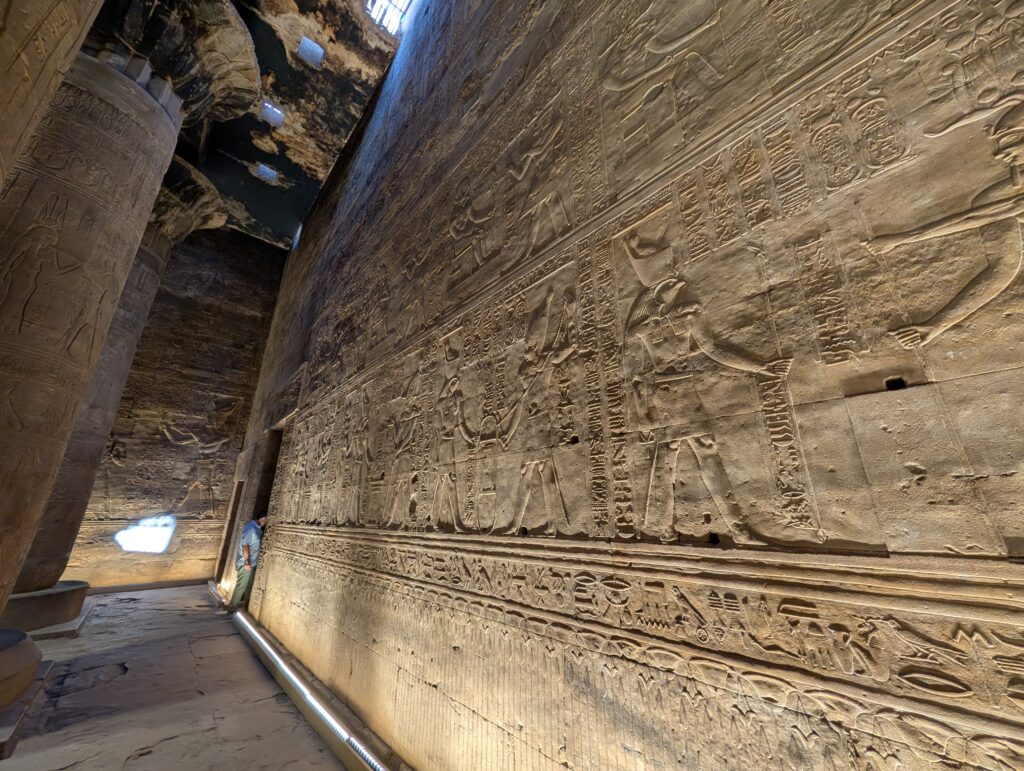 エドフ神殿（ホルス神殿）内部