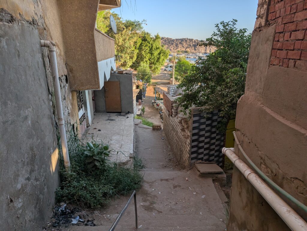 ホテルに向かう途中の路地