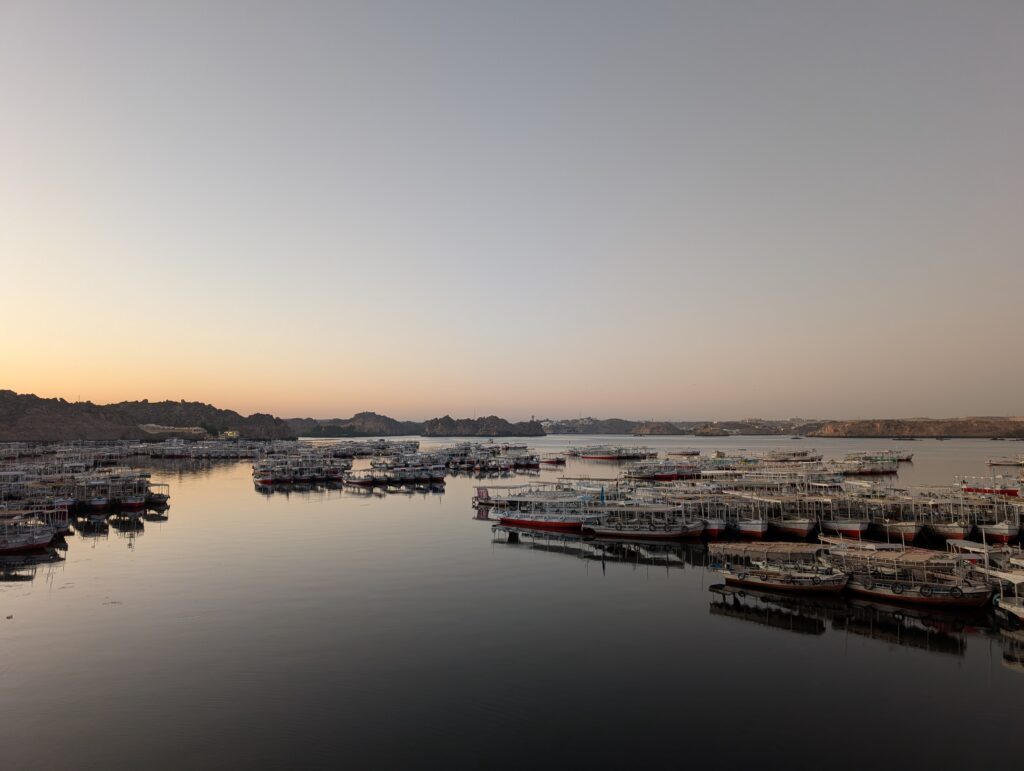 朝日を浴びるナイル川