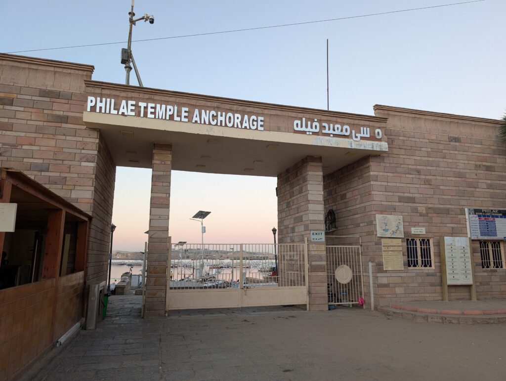 イシス神殿行きのボート乗り場入口