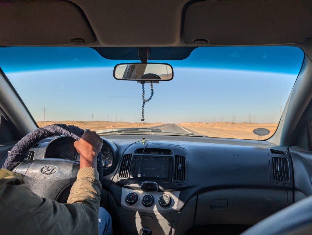 一直線の砂漠道