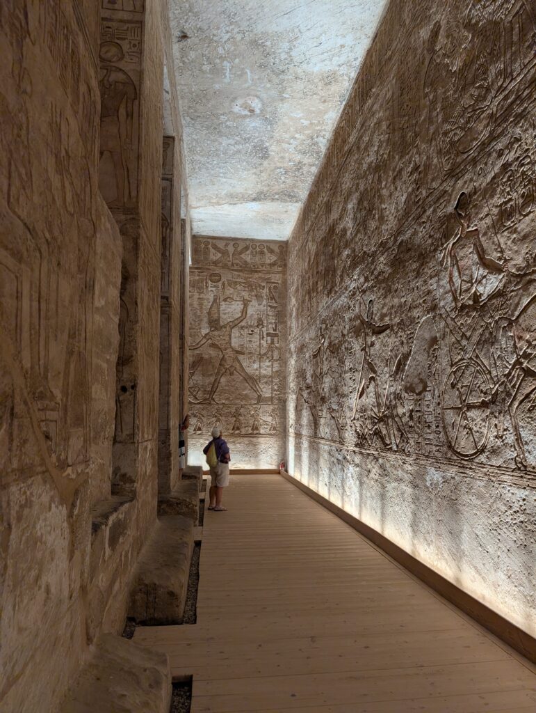 アブシンベル神殿内部
