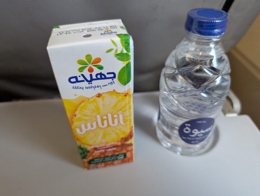 パイナップルジュースと水