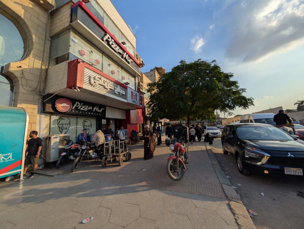 スフィンクスが見つめてるケンタッキー・フライド・チキン