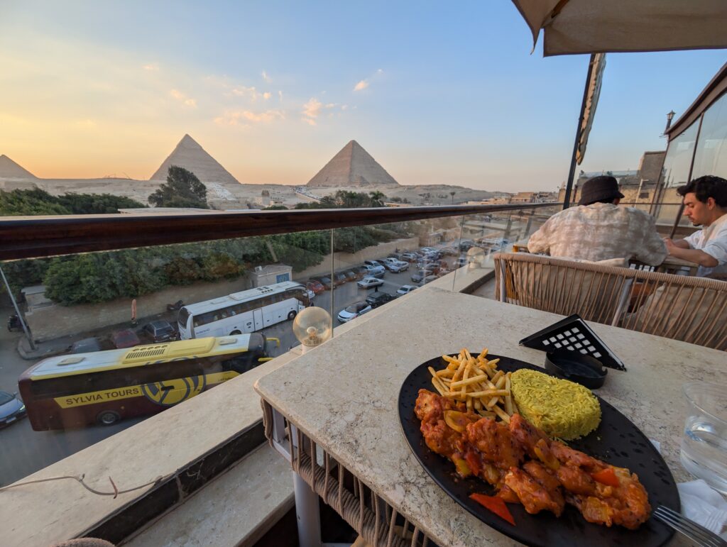 レストランからのピラミッド