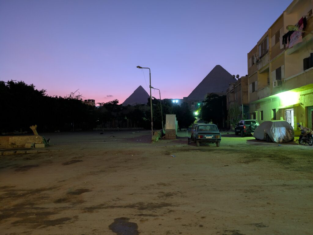 ピラミッドが見える住宅街