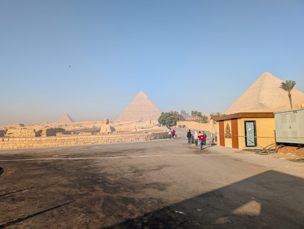 ピラミッドエリア入口付近