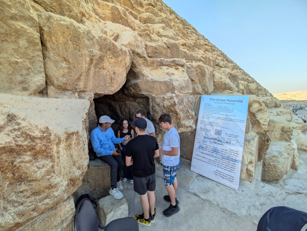 クフ王のピラミッド入口